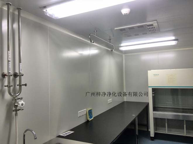 建造和使用潔凈室能有效減少室內(nèi)誘入、產(chǎn)生及滯留粒子。