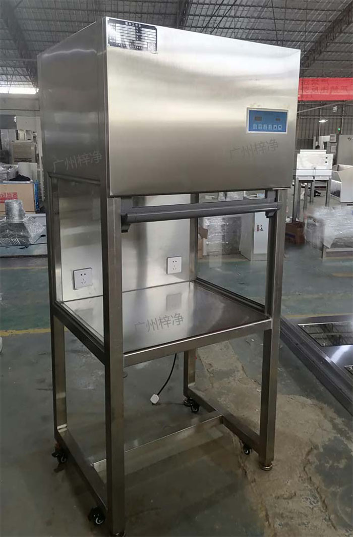 升降門(mén)超凈工作臺(tái)是采用單向空氣流，室內(nèi)空氣經(jīng)預(yù)初效過(guò)濾器進(jìn)入靜壓箱，再經(jīng)過(guò)高效空氣過(guò)濾器，最后在操作區(qū)內(nèi)形成高度潔凈的單向空氣流，是提供操作區(qū)高潔凈度工作環(huán)境的理想設(shè)備。